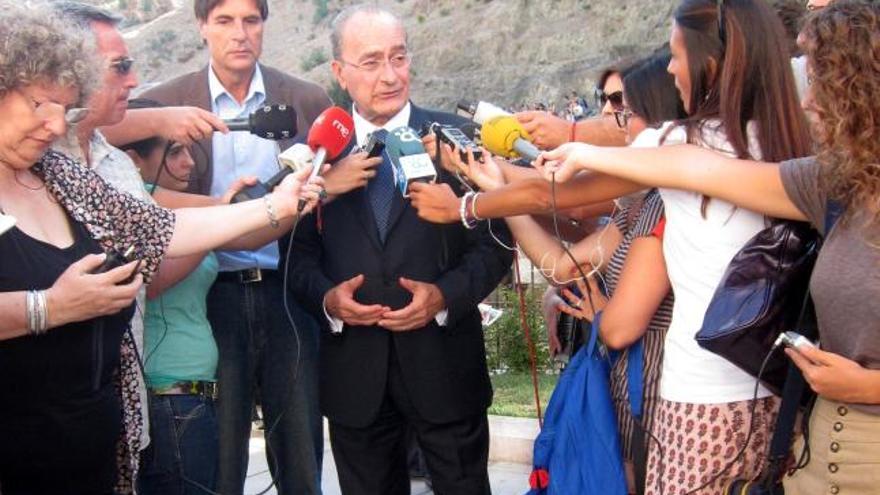 El alcalde de Málaga, Francisco de La Torre, atiende a los periodistas.