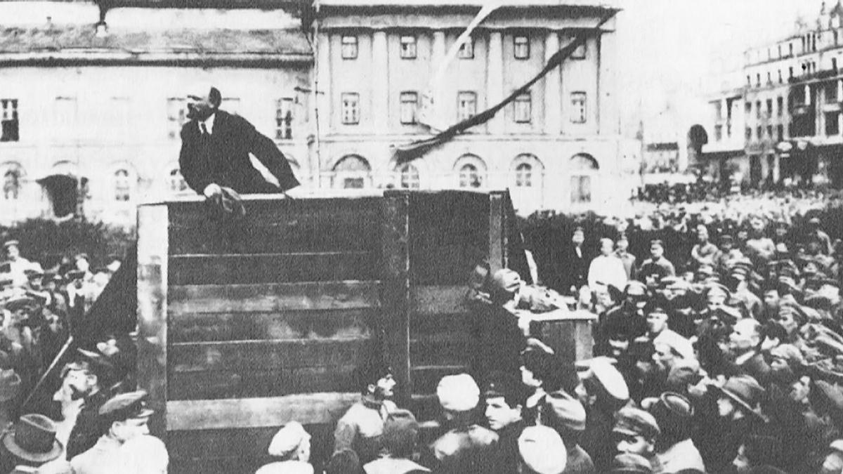 Foto de Lenin arengando aos soldados da que foron borrados Trotski e Kamenev.