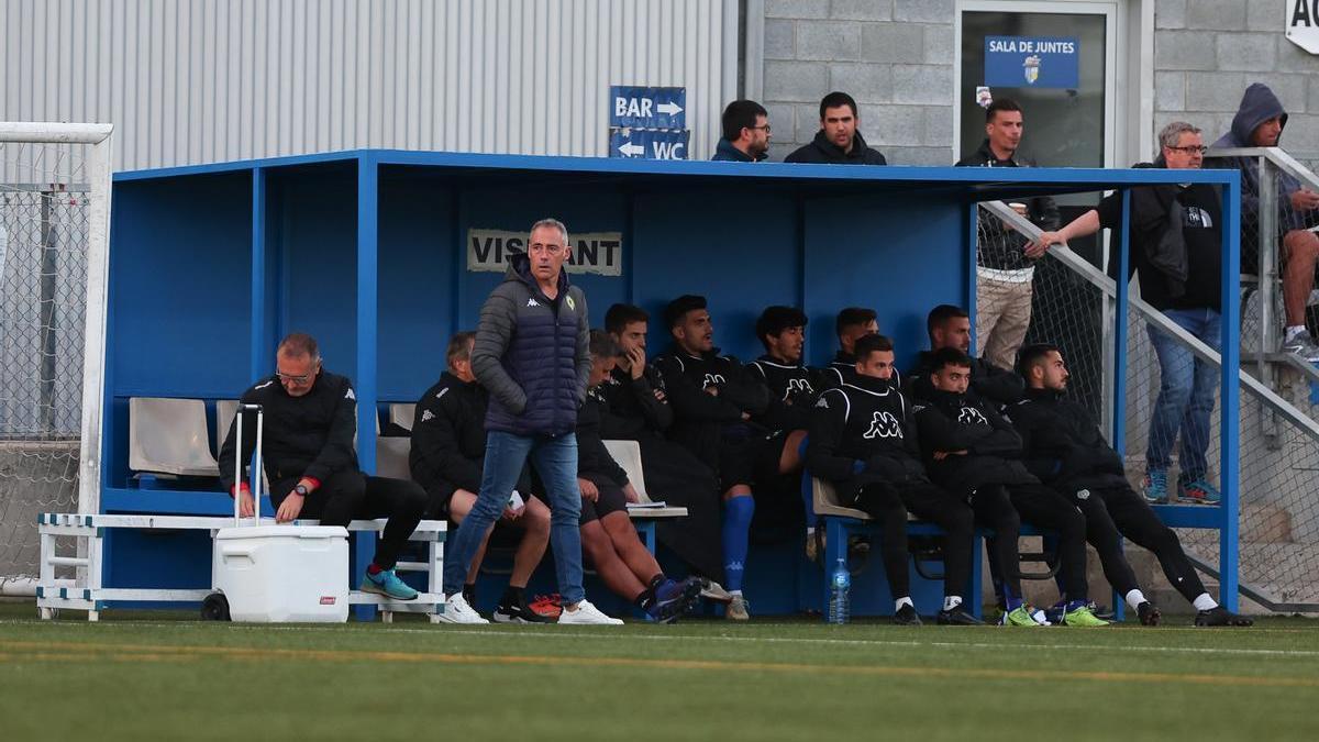 Ángel Rodríguez, con las manos en los bolsillos, en su área técnica, durante el partido en Terrassa.