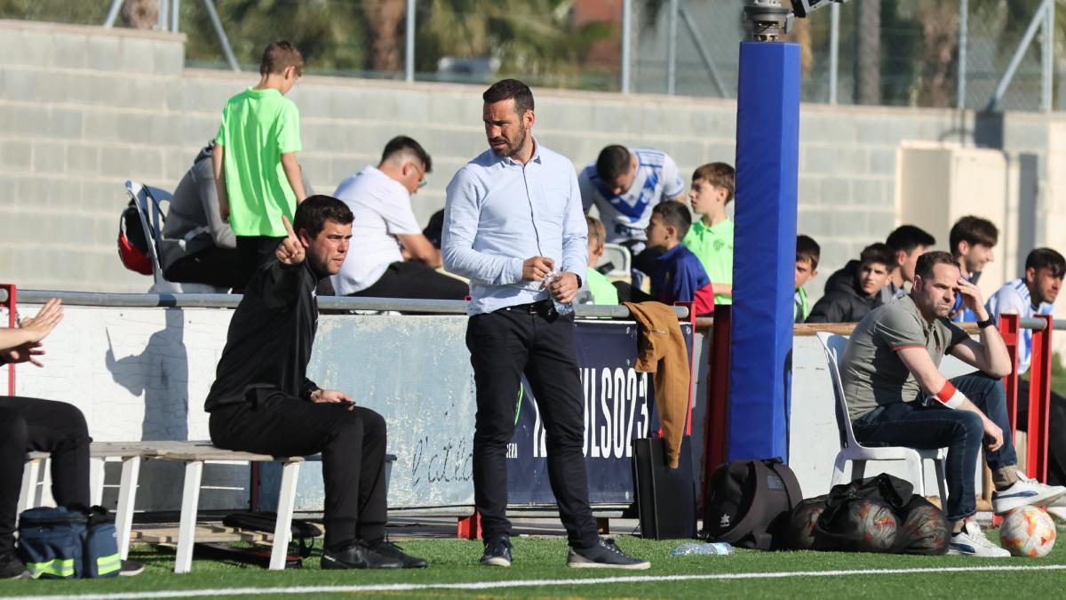 Alberto Aybar 'Peque', con camisa clara, en acción en el banquillo del Vilassar