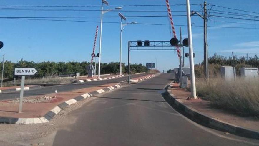 Tramo de carretera que separa la urbanización de la localidad.