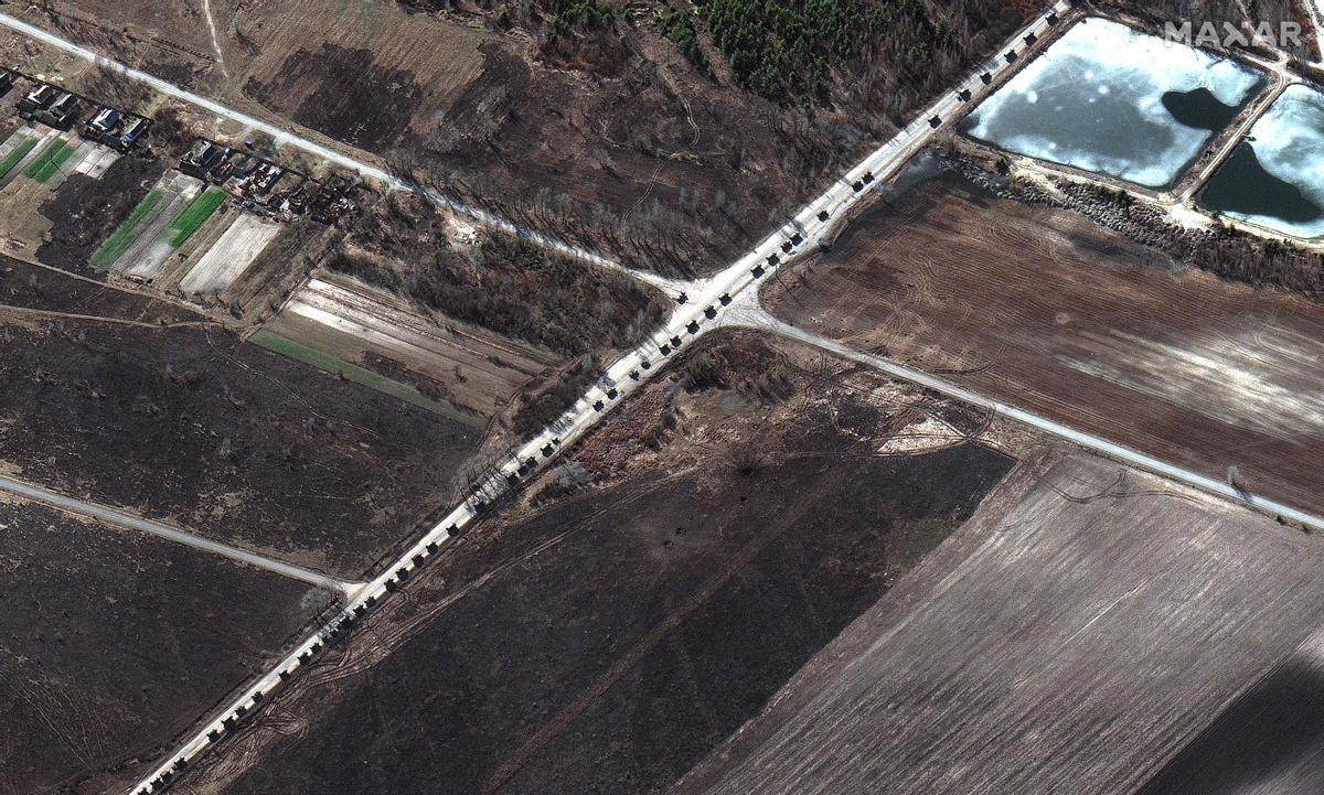El convoy militar ruso circula a lo largo de una carretera al norte de Ivankiv, en Ucrania, rumbo a Kiev.