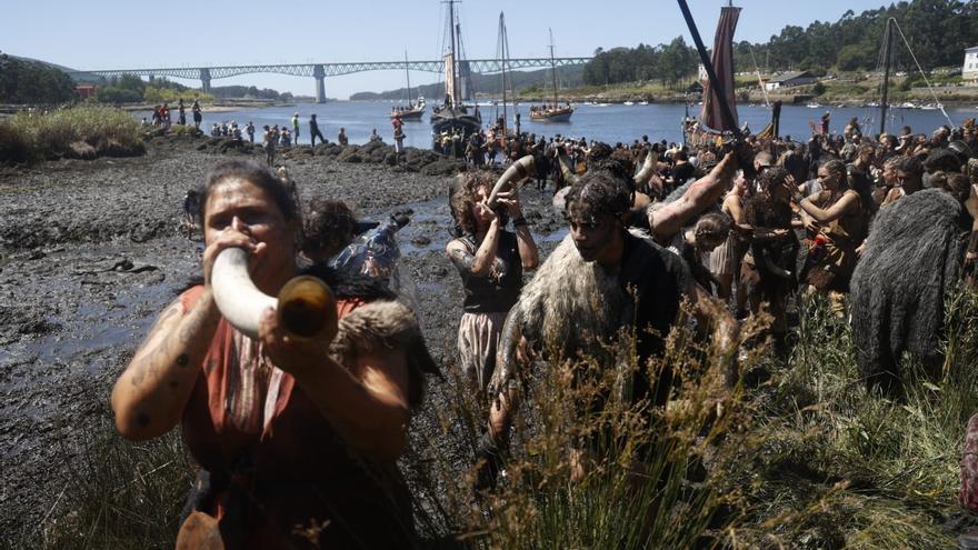 Los vikingos desafían las altas temperaturas en Catoira