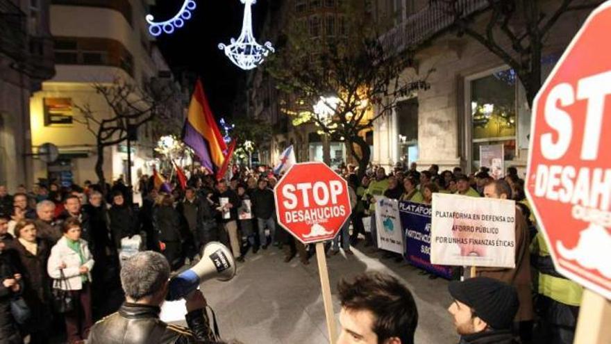 Decenas de personas se concentraron ayer frente a la oficina de NCG en la calle Paseo.  // Jesús Regal