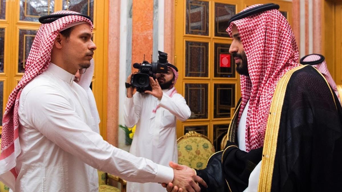 El príncipe heredero Mohamed bin Salman (derecha) saluda a Salah Kashoggi, hijo del periodista asesinado en Estambul.