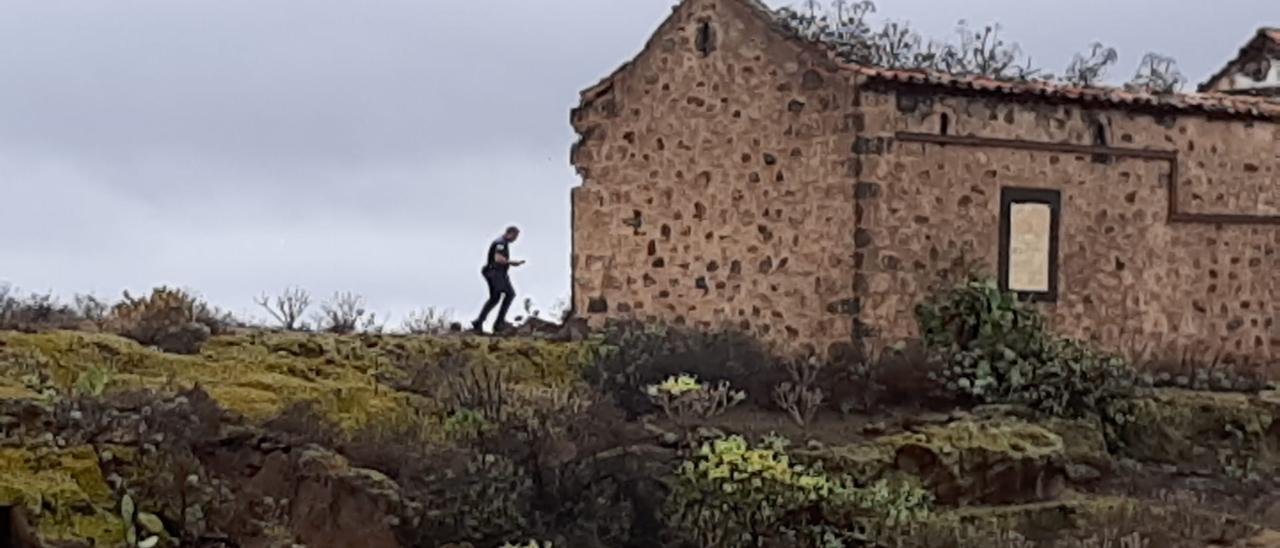 Imagen de un policía local que levantó acta del derrumbre del techo.