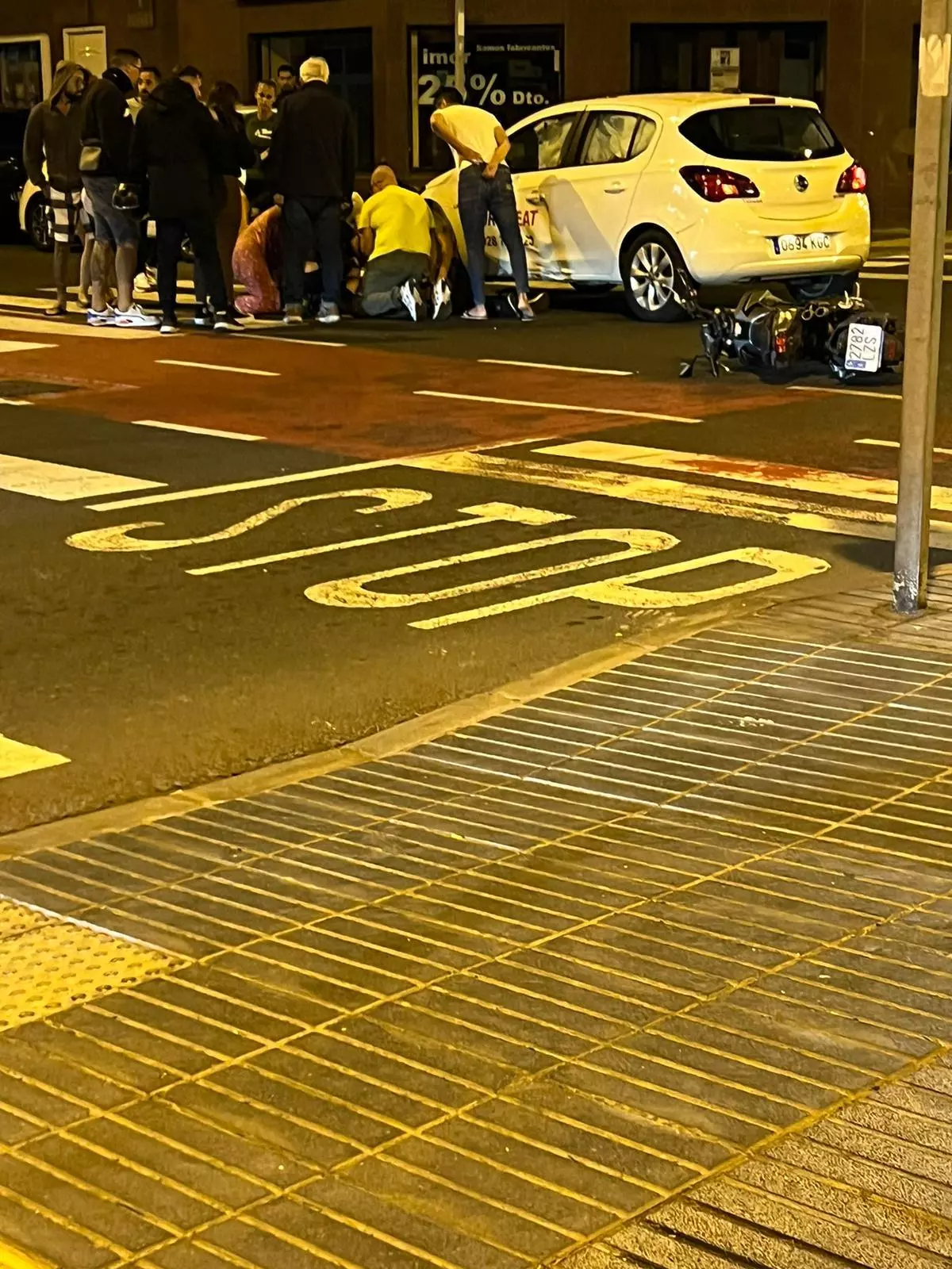 Un motorista impacta contra un coche en Las Palmas de Gran Canaria
