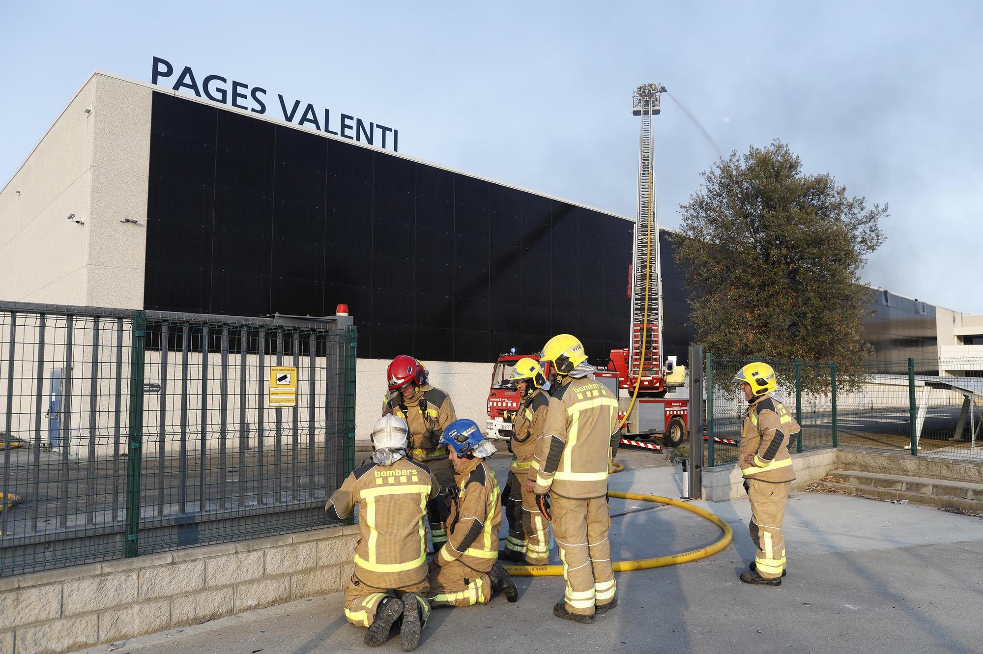 Les imatges de l'incendi de la fàbrica tèxtil a Sant Jaume de Llierca