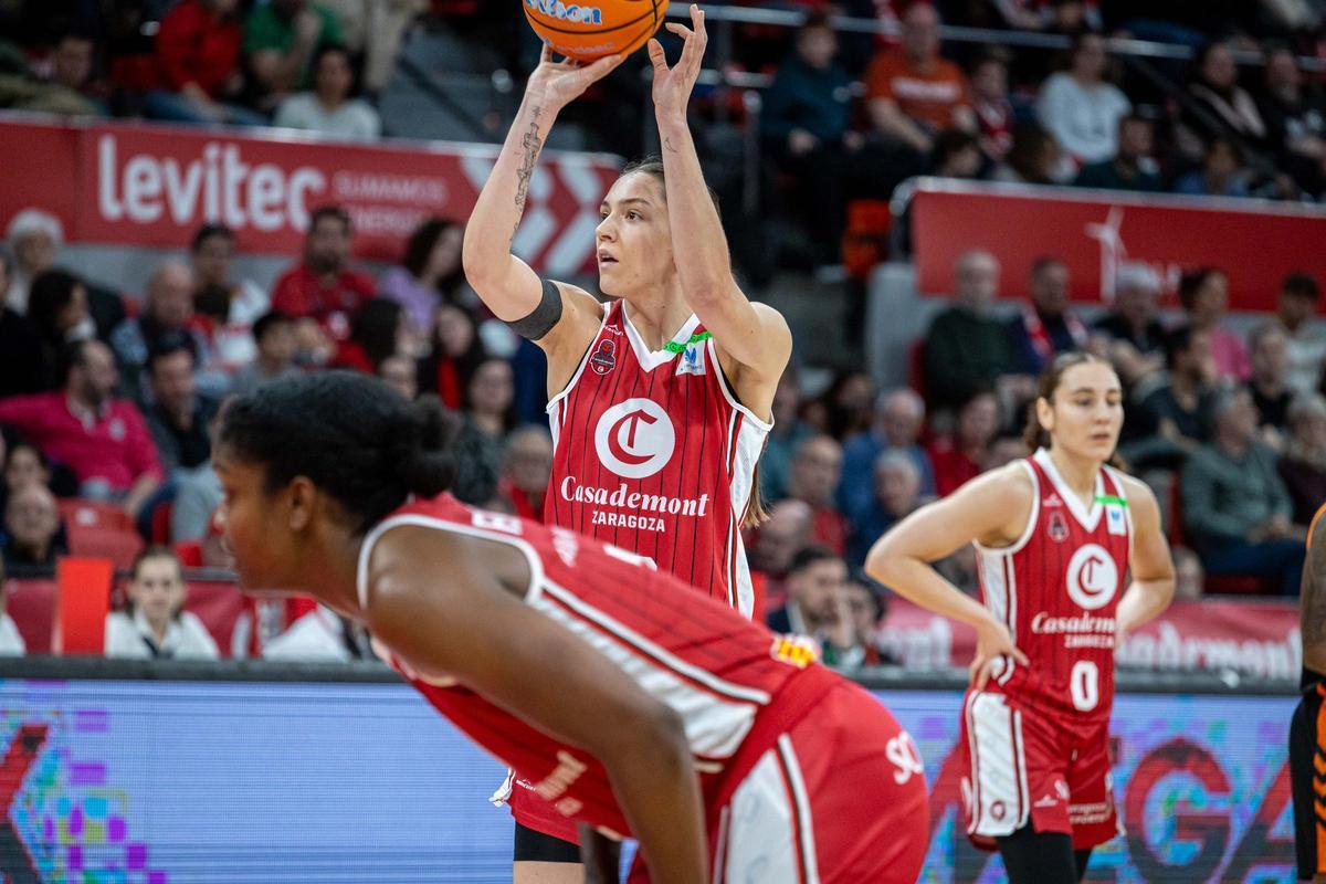 Pueyo, lanzando un tiro libre con Fingall delante y Leite detrás