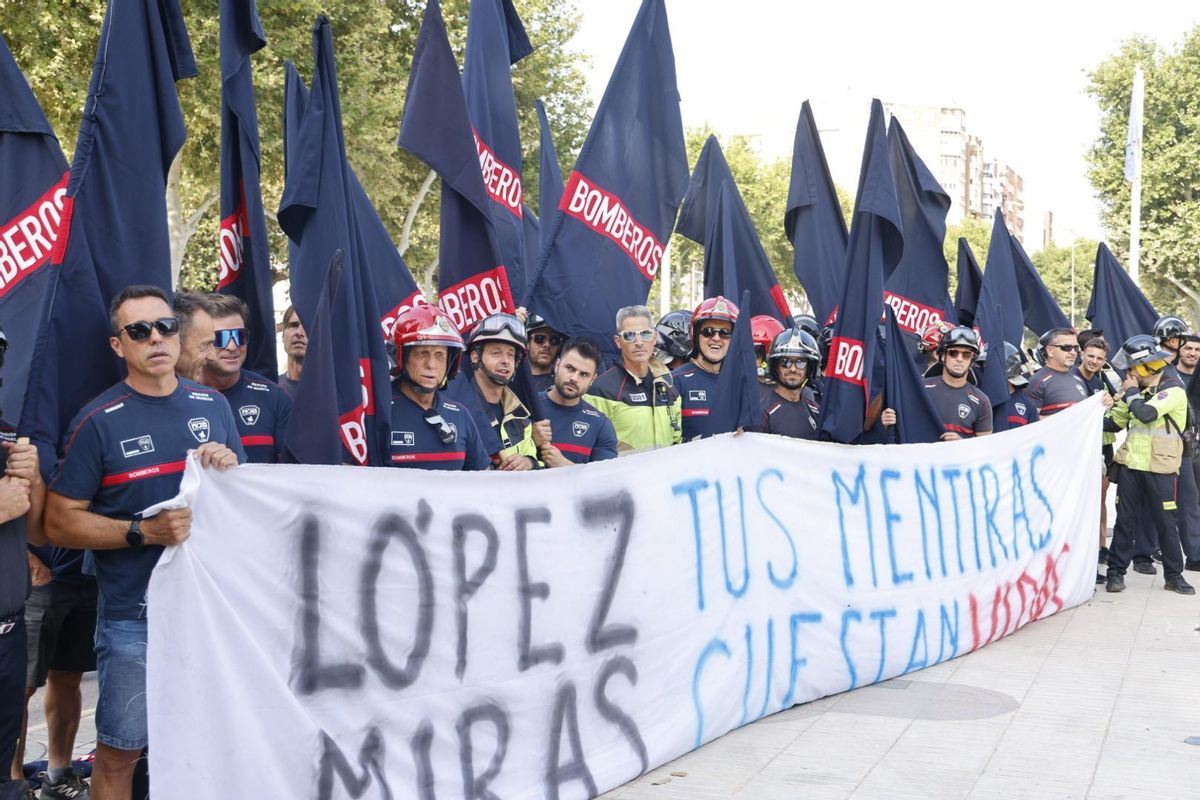 Protesta de Bomberos del CEIS frente a la Asamblea Regional, este miércoles.
