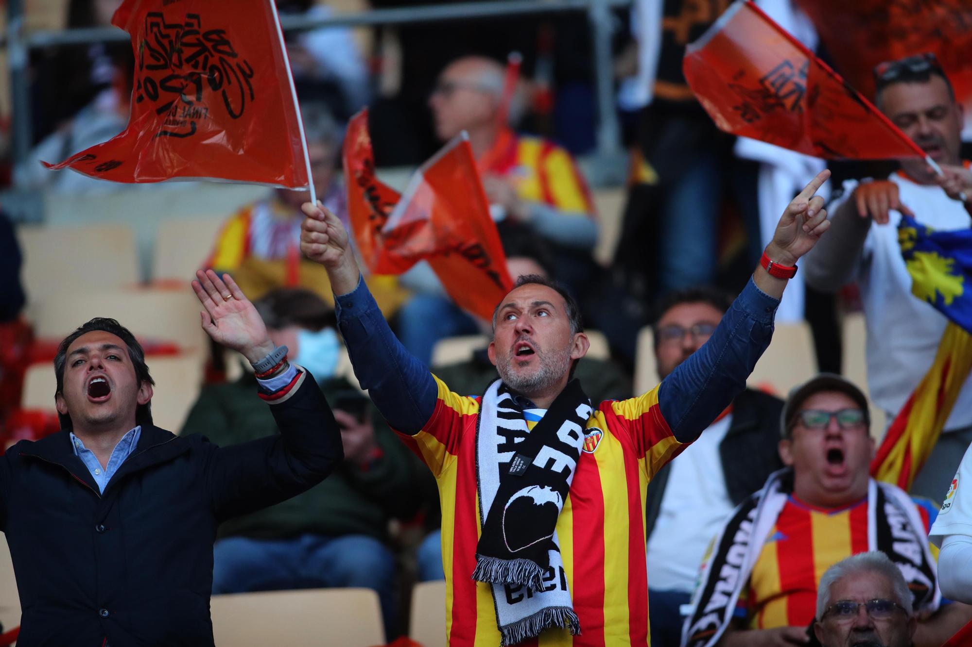 La afición valencianista llena de color el estadio de la Cartuja