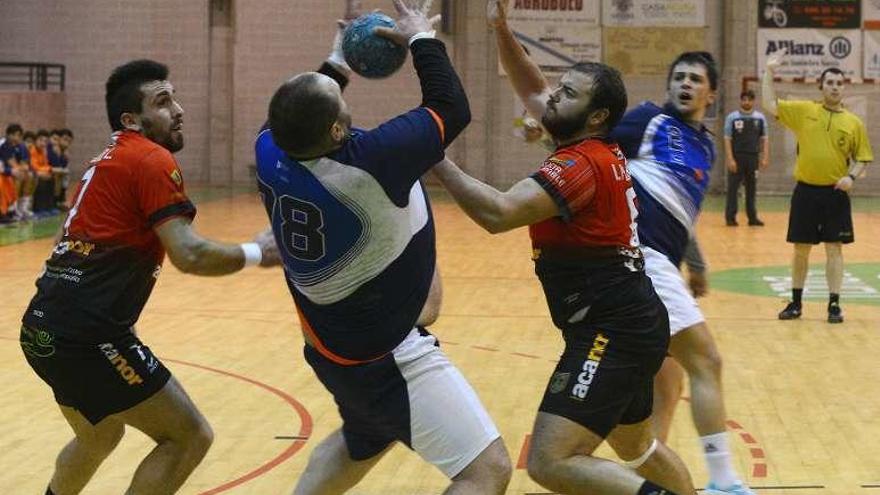 Chema recibe un balón en el duelo ante el Novás. // Gonzalo Núñez