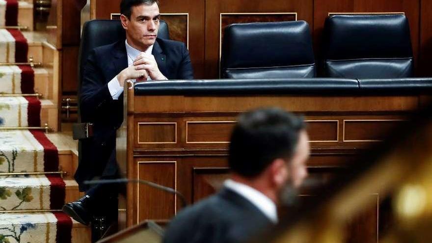 Sánchez mira a Abascal mientras este interviene en el Congreso, a finales de marzo.