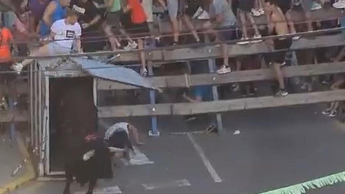 Vídeo: Accidente en la salida de un toro en los 'bous al carrer' de Onda