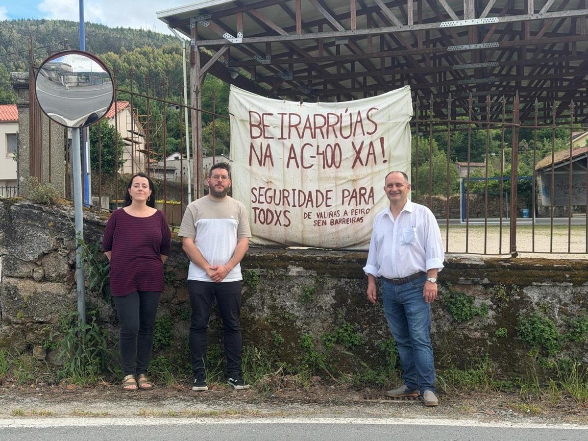 Representantes del BNG tras reunirse con vecinos de la zona.