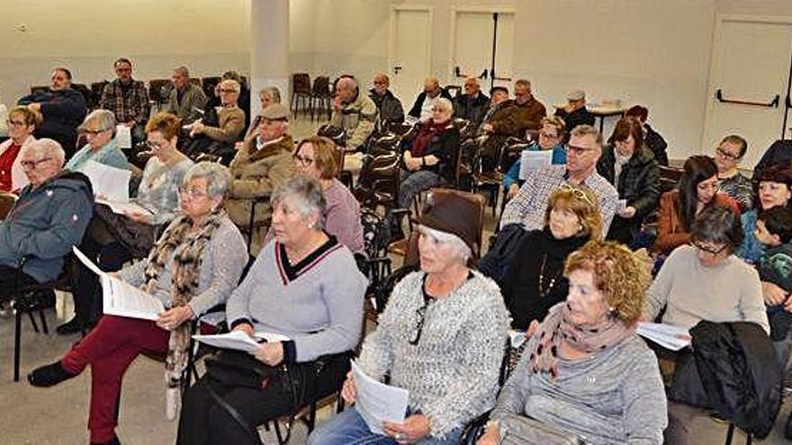 Assistents a la 50 assemblea de la història de l&#039;associació de veïns, a l&#039;Hotel d&#039;Entitats de Berga, ahir