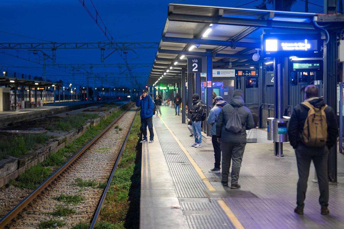 Pasajeros esperan la llegada de trenes en la estación de Mataró