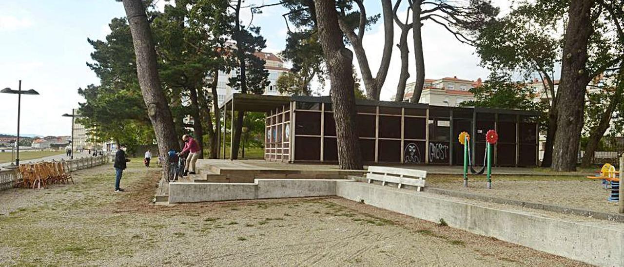 Instalaciones del kiosco de la playa de Compostela.   | // NOÉ PARGA