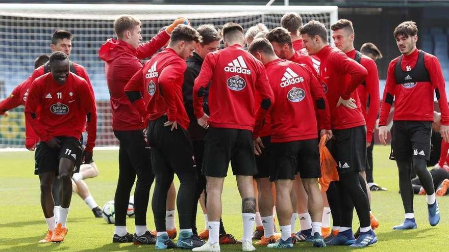 del Celta durante el entrenamiento celebrado ayer en Balaídos. // José Lores