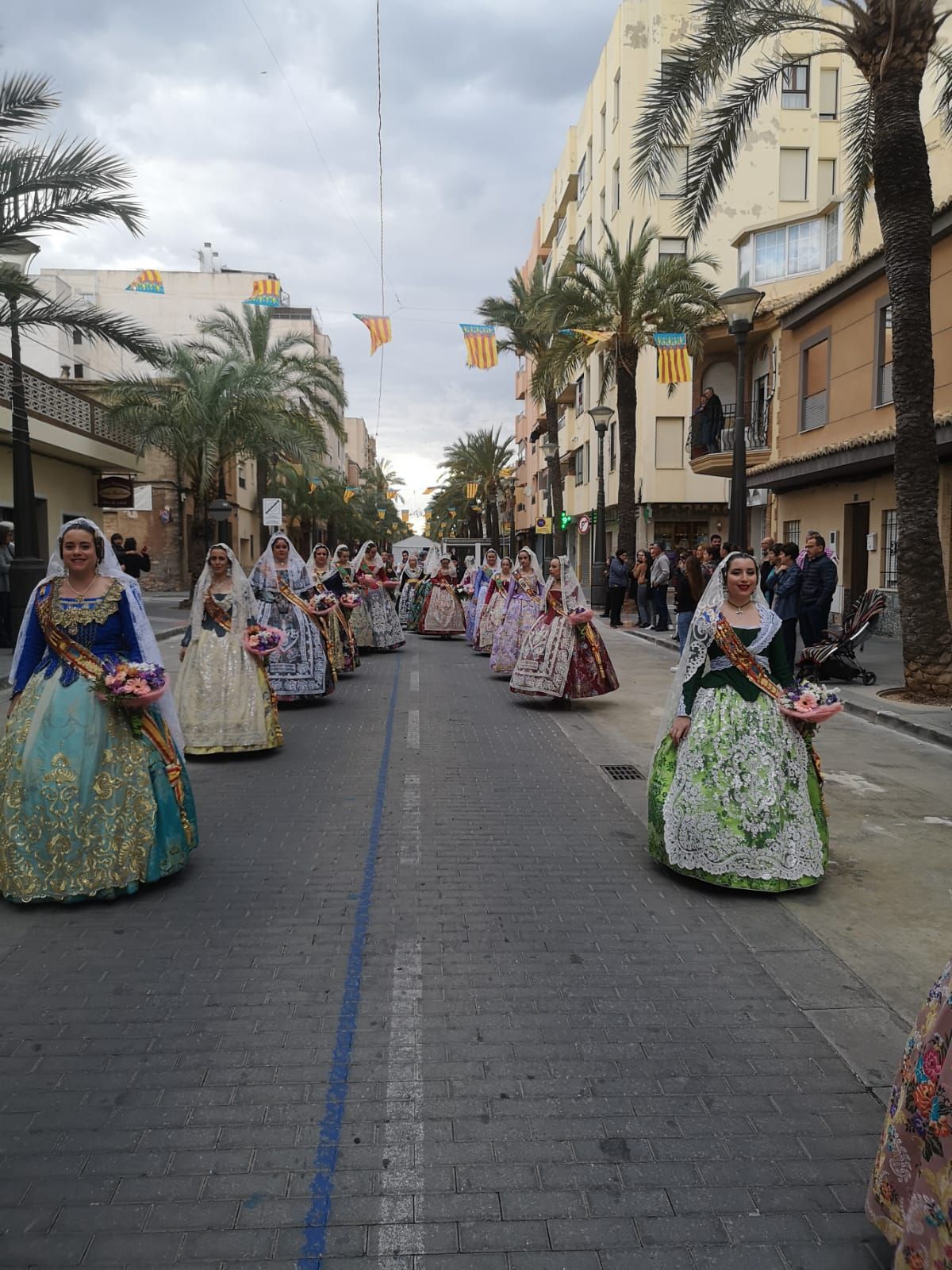 Las seis comisiones de Riba-roja de Túria celebran la Ofrenda a la Mare de Déu dels Desamparats