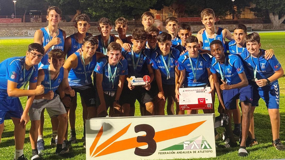 Participantes del Trotasierra en el campeonato andaluz sub 16 de atletismo.