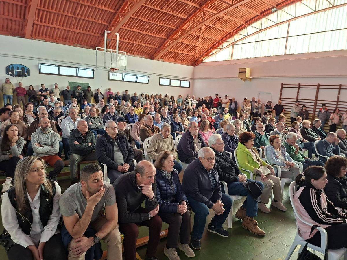 Público durante la reunión del gobierno local y técnicos de la Consejería con los vecinos de Trevías, el pasado 24 de  marzo.