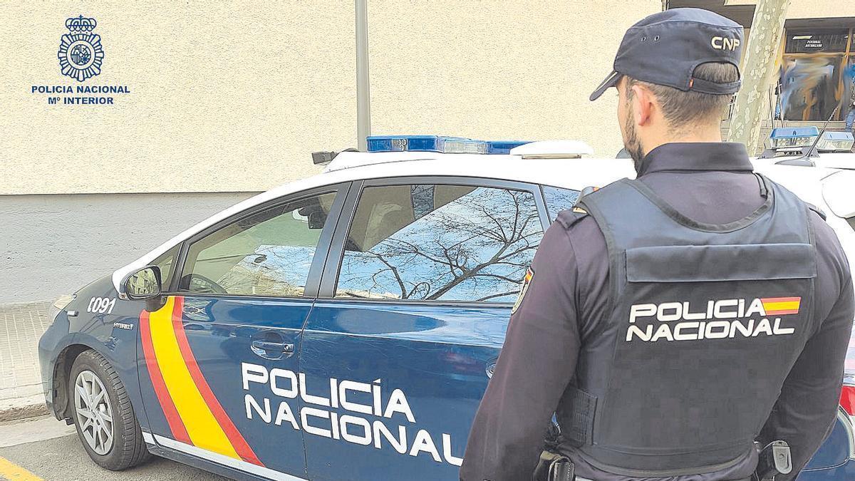 Un agente de la Policía Nacional durante una actuación en Mallorca.