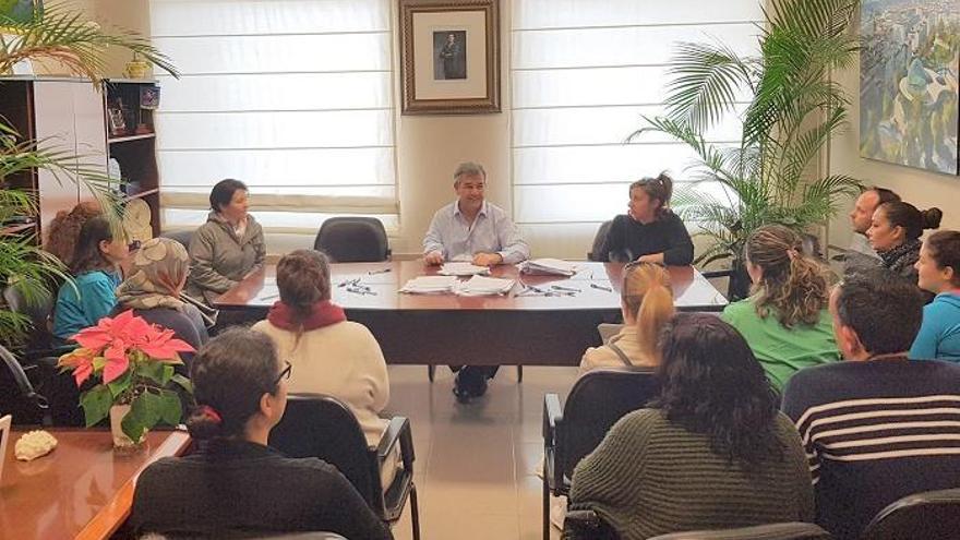 El alcalde de Estepona, José María García Urbano, con alguna de las mujeres contratadas.