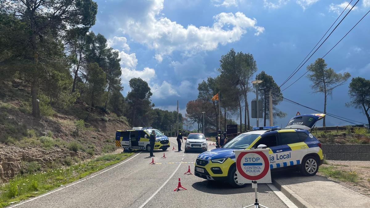 La policia local de Sant Fruitós de Bages, fent un control a l'entrada de les Brucardes