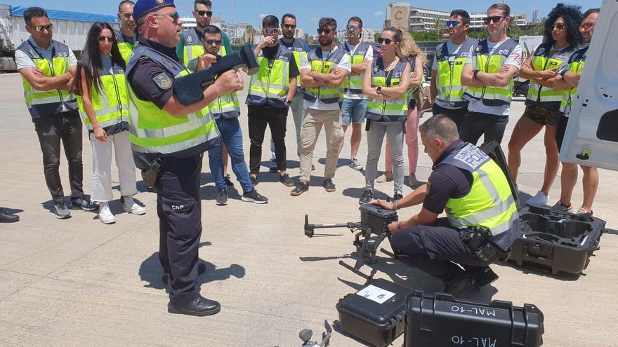 La Policía Nacional forma a sus agentes para actuar ante incidentes con drones en Ibiza
