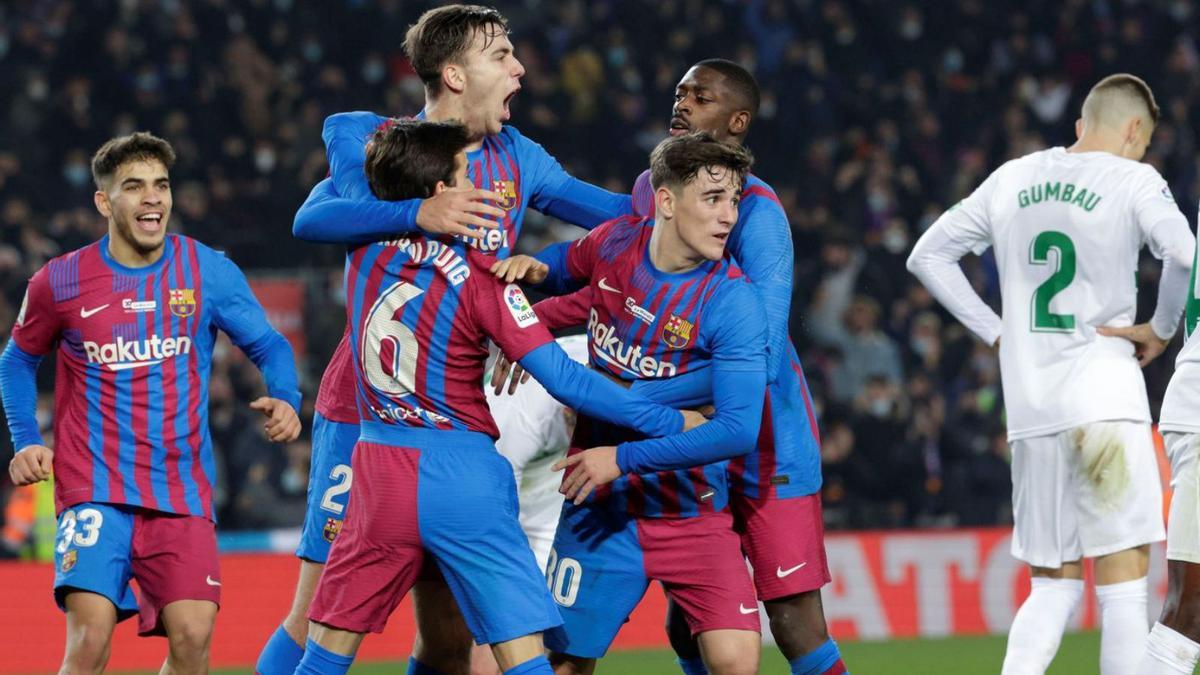 Abde, Puig, Gavi i Dembélé, celebren amb Nico el gol que va donar el triomf al Barça. | QUIQUE GARCÍA/EFE
