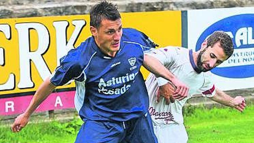 Stoica protege el balón ante Logan, capitán del Navarro.