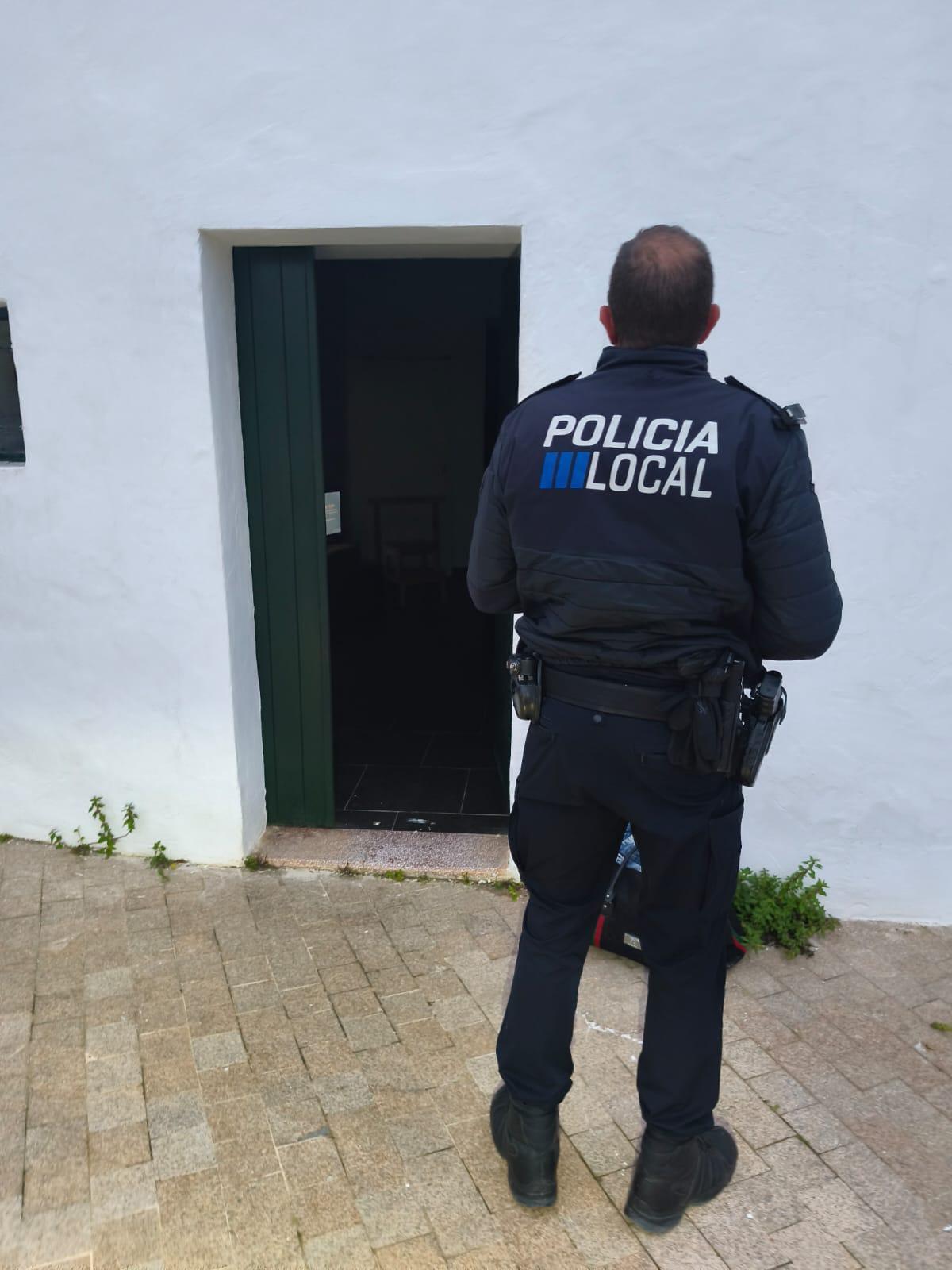 Un agente frente a la casa que iba a ser okupada.
