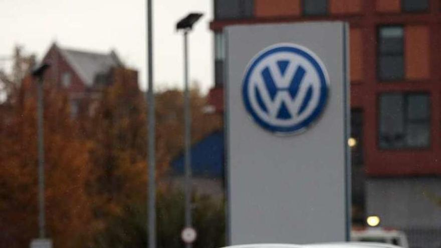 Vehículos en el exterior de un concesionario Volkswagen.