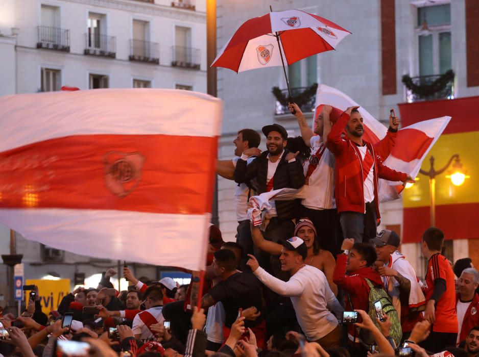 Las aficiones de River y Boca llenan Madrid