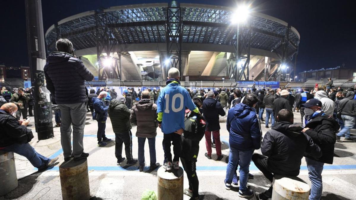 Aficionados del Nápoles se concentran a las puertas del estadio San Paolo para rendir homenaje a Maradona en Nápoles. Seguidores de todo el mundo lloran la muerte de Diego Armando Maradona.