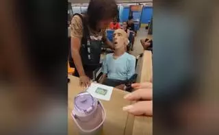 VÍDEO | Una mujer lleva un cadáver al banco para retirar un préstamo