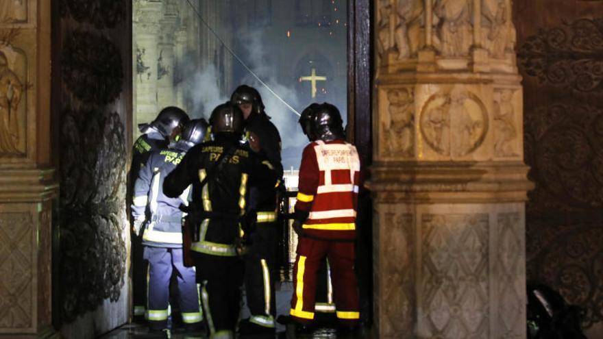 Bomberos en la entrada de Notre Dame.