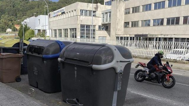 Contenedores de reciclaje en la avenida de Redondela, en Chapela.