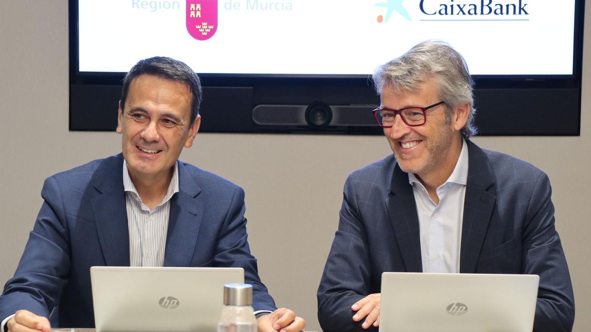 El director de CaixaBank en la Región de Murcia, Juan Jesús Lozano, y el consejero Luis Alberto Marín.