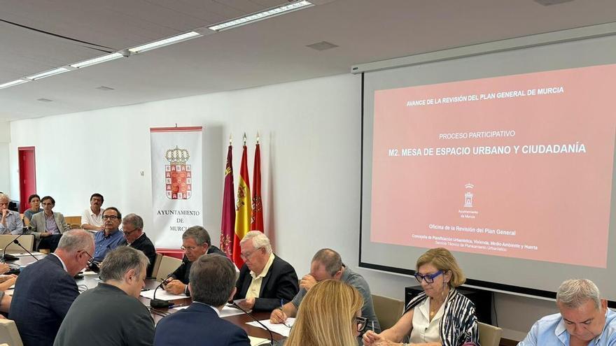 La mesa del Plan General de Ordenación de Murcia reclama "menos flores de temporada y más árboles que den sombra"