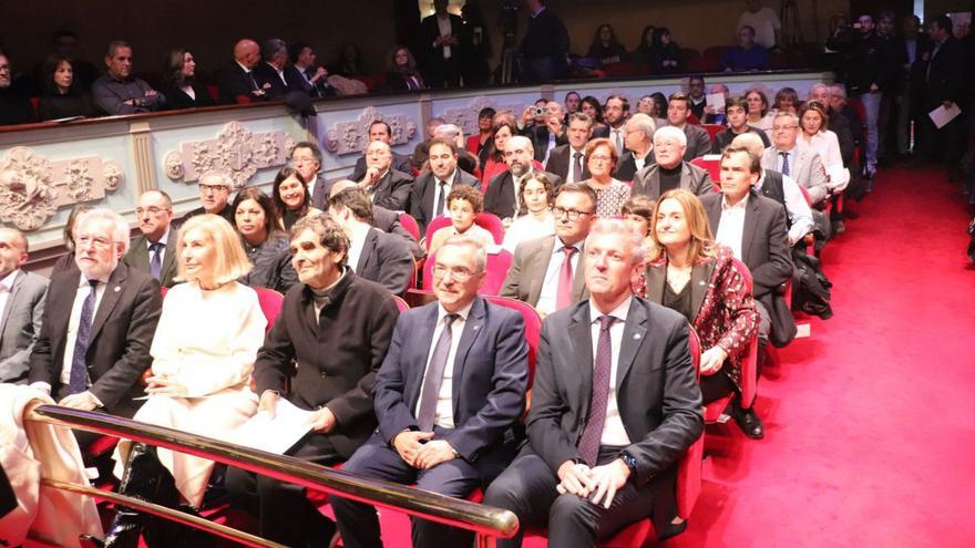 El diseñador, con  Alfonso Rueda, Luis Menor, y el presidente del Parlamento Gallego, entre otros. |   // F.C.