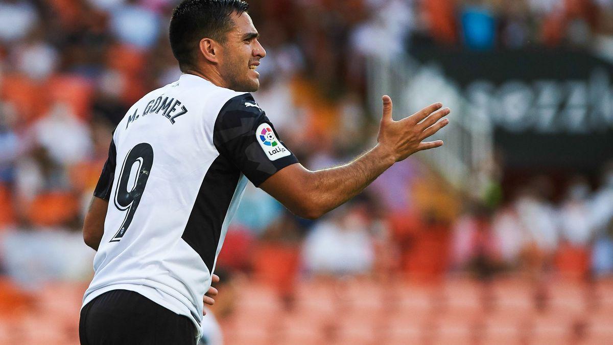 Maxi Gómez: Tiene una difícil salida por alta amortización y falta de ofertas.