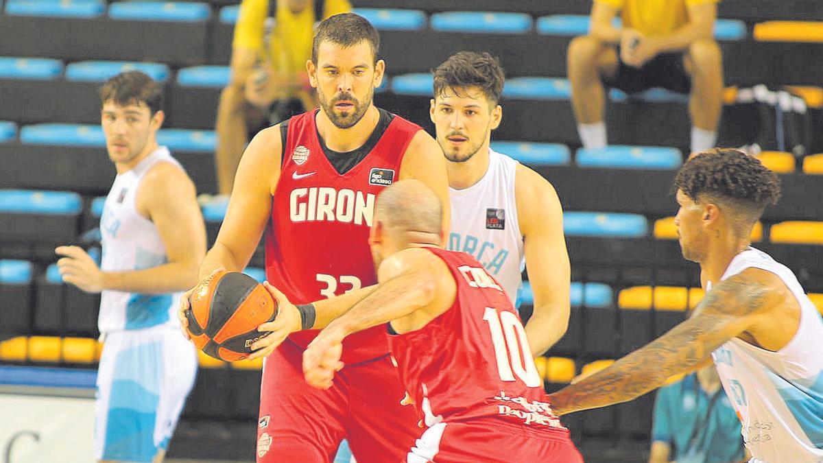 Gasol i Colom durant una acció del partit contra el Menorca.