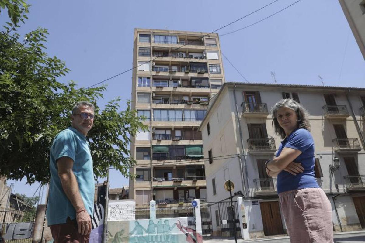 Miquel Serrano y Elisa Albert frente a la finca en la que viven que será derruida por el PAI del Carmen