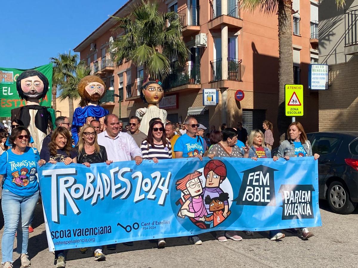 Políticos y activistas con la pancarta de Trobades 2024.