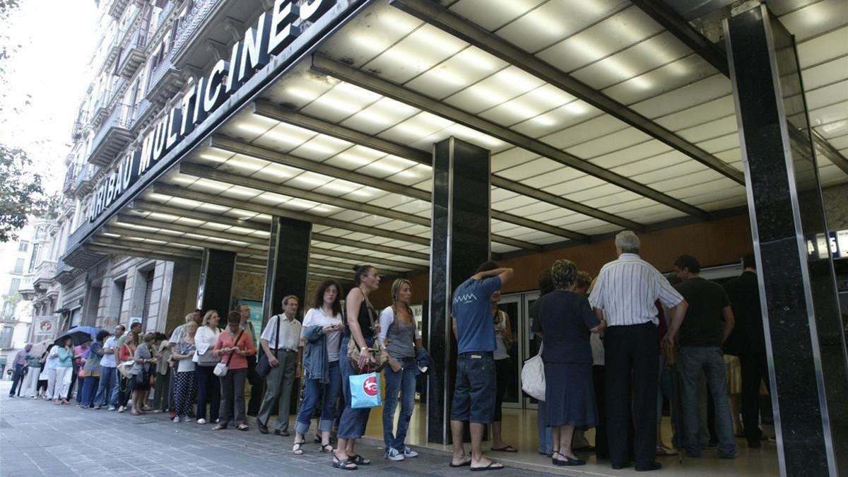 zentauroepp9034880 barcelona 19 9 2008 colas en la entrada del cine aribau mult181122151108