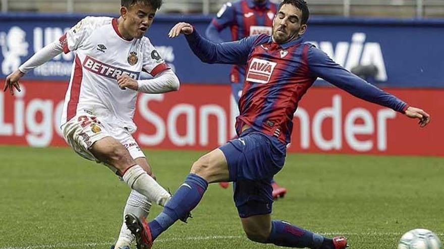 Take Kubo dispara a porterÃ­a en el Ãºltimo encuentro del Mallorca en Liga ante el Eibar.