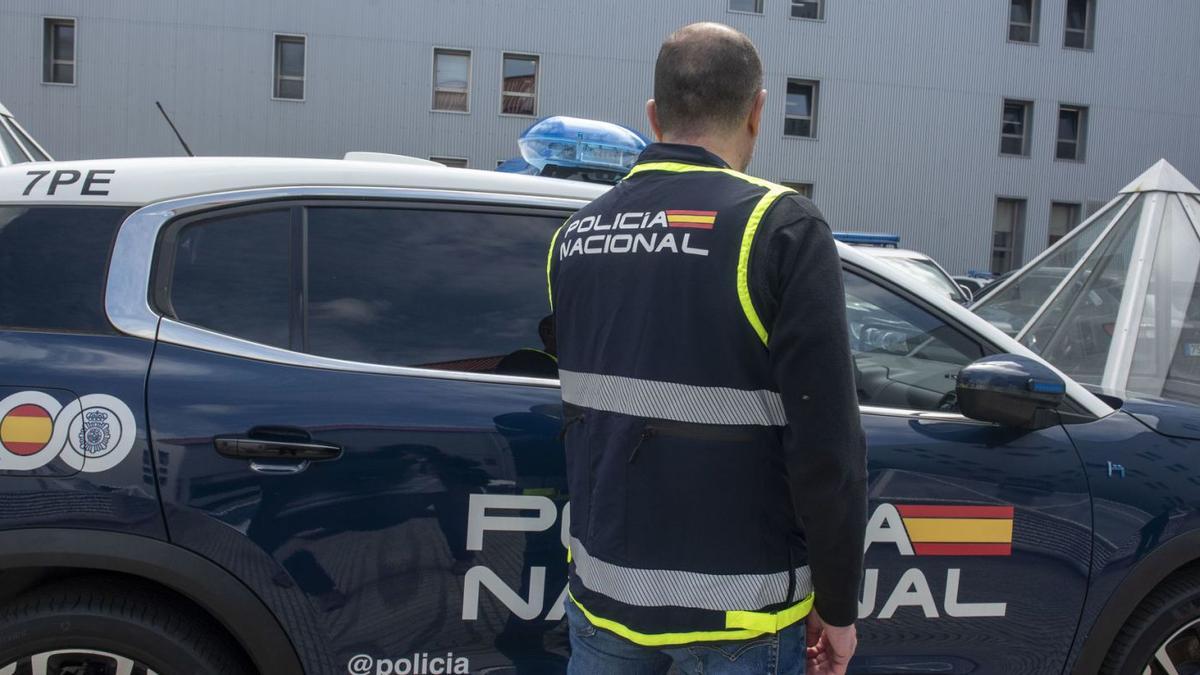 Un agente en la comisaría de Lonzas.