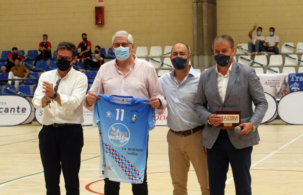 Poli con la camiseta que le regaló el Horneo